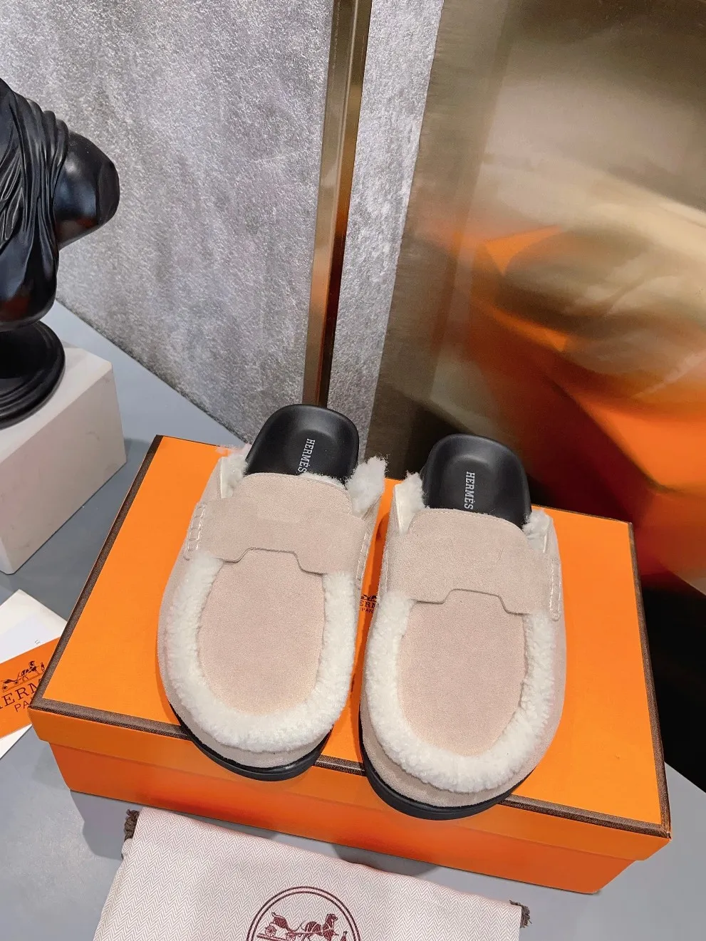 [H Family Hermès] P: 520💰 Size: Male 39-44 (45 customized) Female 35-40 (41 customized) HERMES Hermès top luxury version HERMES Hermès cute half-drag.  Jindian’s family language design! It looks good no matter how you match it! Casual and high-end feeling. The comfort is also great. Paired with various colorful socks, it gives a trendy and high-end feeling. The top version of real wool is high quality. ●Upper: imported cow suede. ●Inner: imported sheepskin. ●Foot pads: imported mixed sheepskin.